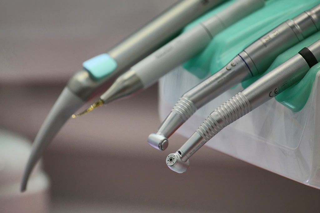 narzędzia chirurgiczne w pracy stomatologa